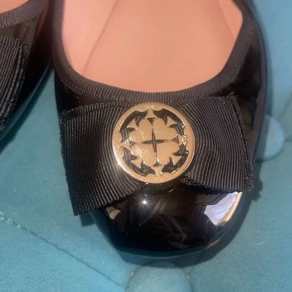 Kate Spade New York Black Patent Leather Fontana Too with Golden Logo Flats sz 6 - Picture 3 of 10